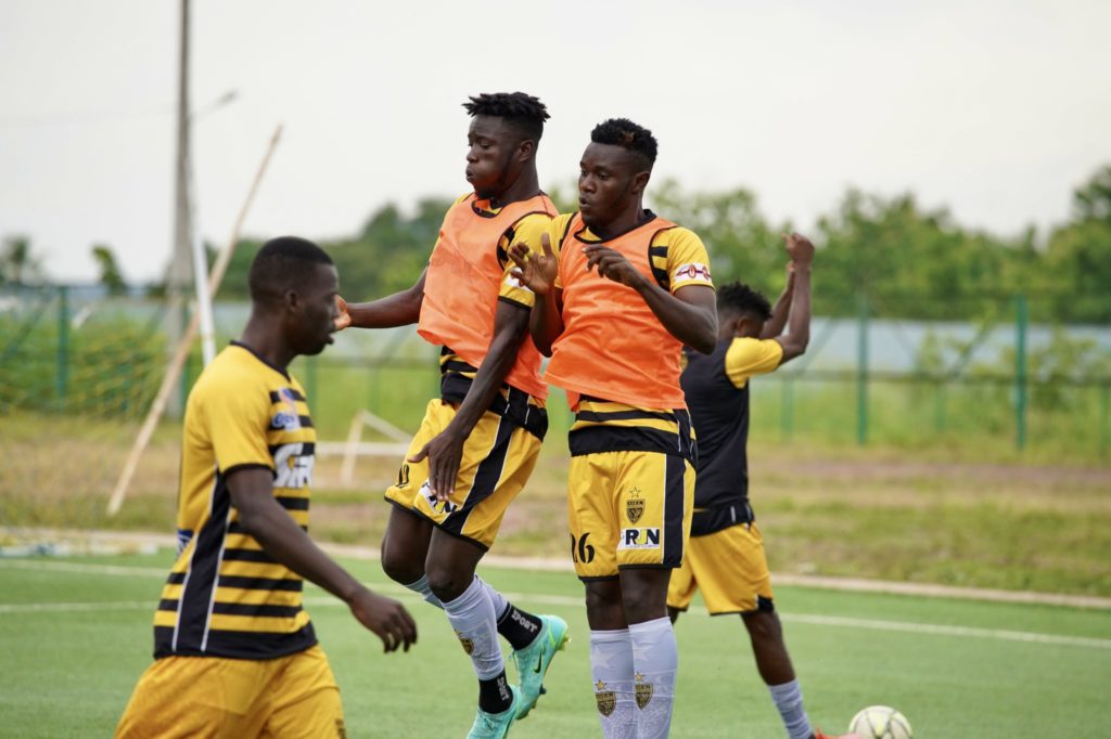 Journ e 12 ASEC Mimosas Est Seul En T te